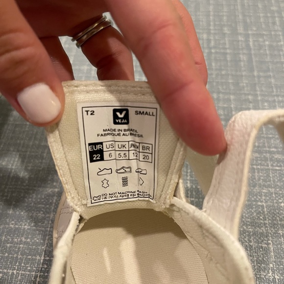 Brand new veja sneakers - Picture 3 of 5